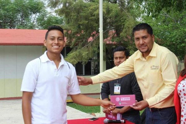 Alcalde de Tangamandapio atestiguó la entrega de becas a estudiantes de Bachilleres