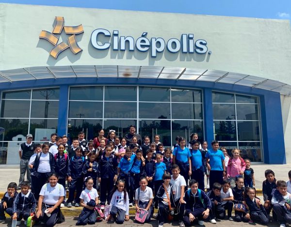 DIF y Casa de Cultura de Ecuandureo llevan al cine a 100 infantes