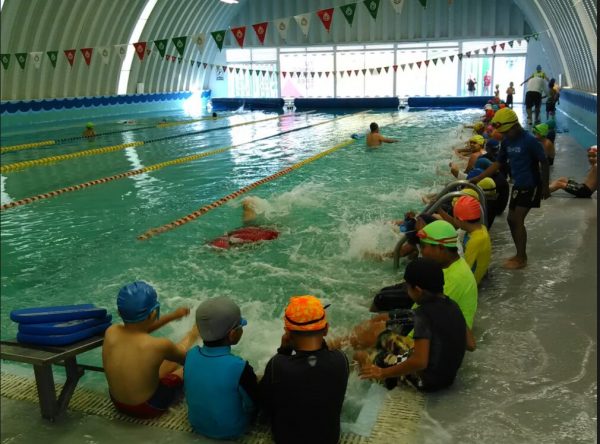Aún hay cupo, invitan a inscribirse al curso intensivo de natación en Alberca Municipal