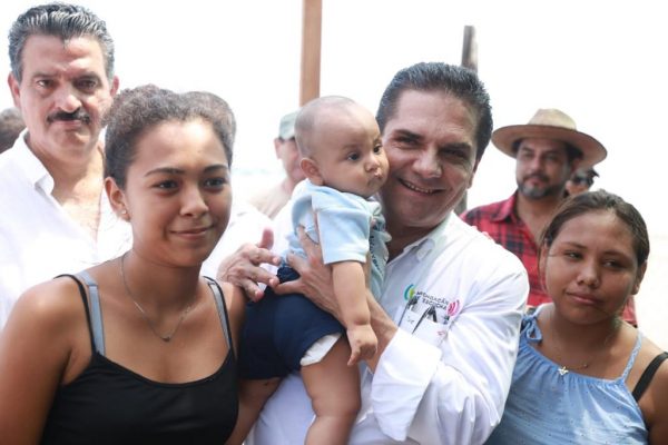 Entrega Gobernador apoyos a tortugueros y pescadores de Lázaro Cárdenas