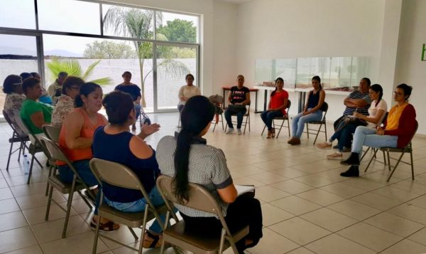 Dirigen capacitación empresarial a mujeres en Ecuandureo