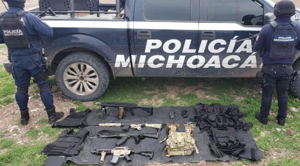 Asegura Policía Michoacán armas, cartuchos y dos vehículos, en Ecuandureo