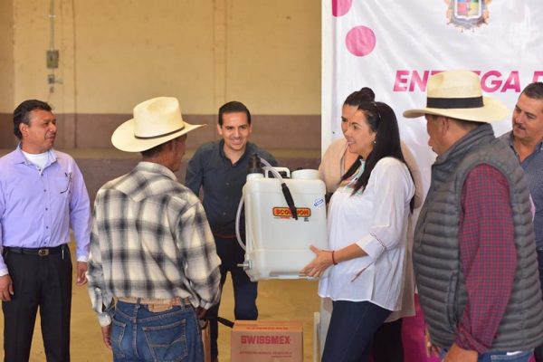 Adriana entrega apoyos a productores agrícolas
