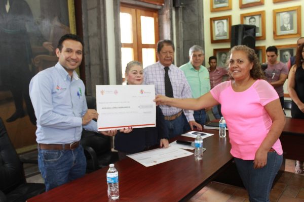 Gobierno Municipal y Sí Financia Michoacán entregaron 2 créditos Por un monto total de cien mil pesos
