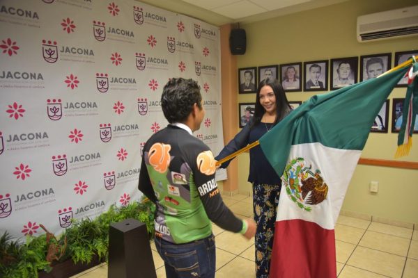 Adriana abandera a deportista  jaconense que participará en competencia mundial