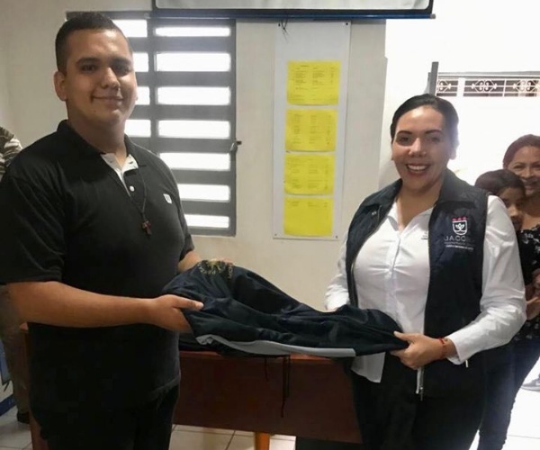 Pentathlón recibe uniformes por parte de Adriana