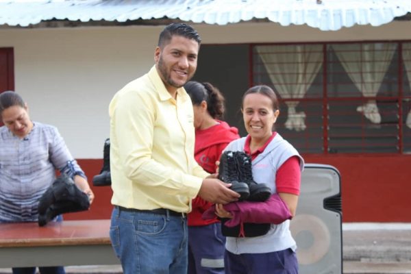 Eduardo Ceja entregó uniformes a los integrantes de Protección Civil de Tangamandapio