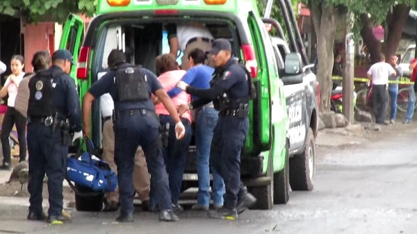 Madre e hijo son atacados a balazos en su negocio de Zamora