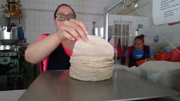 Piden a compradores de tortillas uso de recipientes alternos para llevar producto