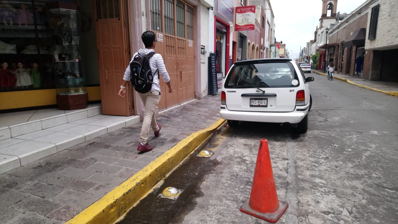 Ciudadanos son responsables de apartado ilegal de estacionamiento en vía pública