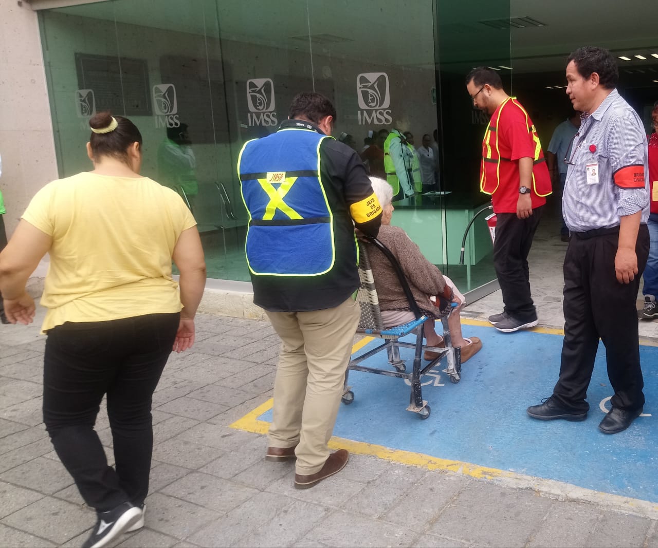 Piden respeto a espacios asignados para discapacitados en zona centro