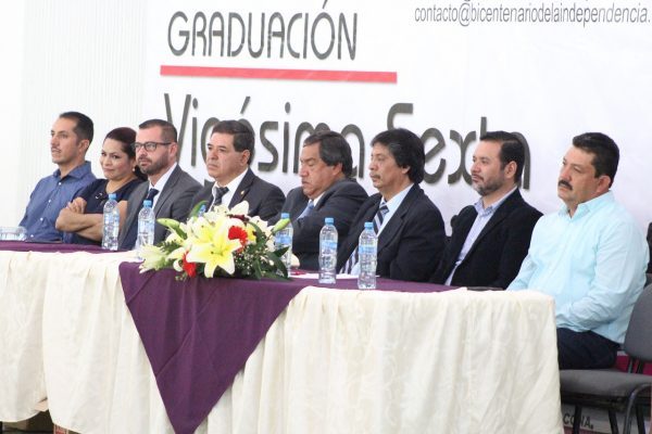 Funcionarios acompañaron graduación de Preparatoria Bicentenario de la Independencia