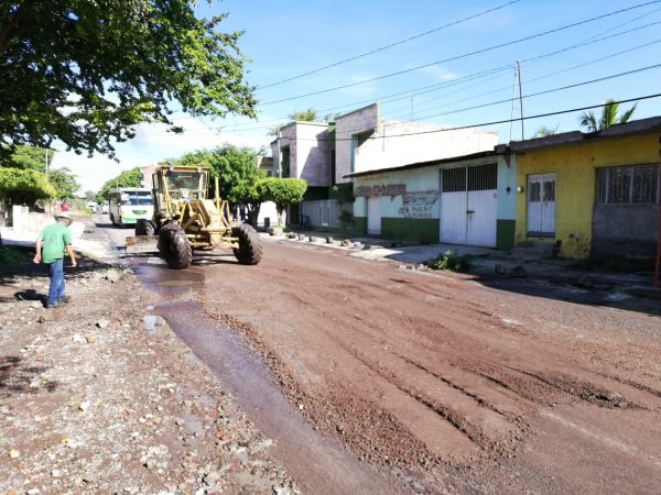 Gobierno local brinda atención a la vialidad principal de Ario de Rayón