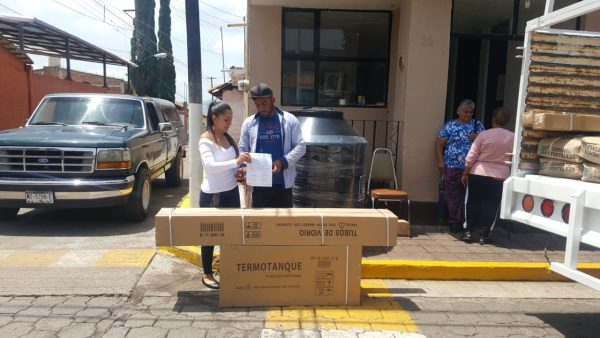 Gobierno Municipal entrega materiales para la vivienda en Atacheo