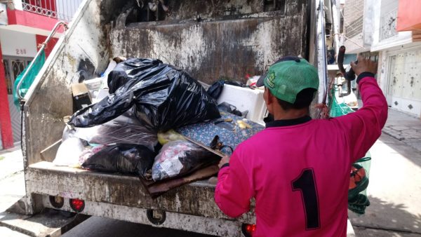 Barrenderos recogen alrededor de 100 kilos diarios de basura en zona centro de Jacona