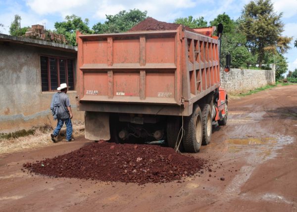 Mejoran caminos sacacosechas en Tangancícuaro