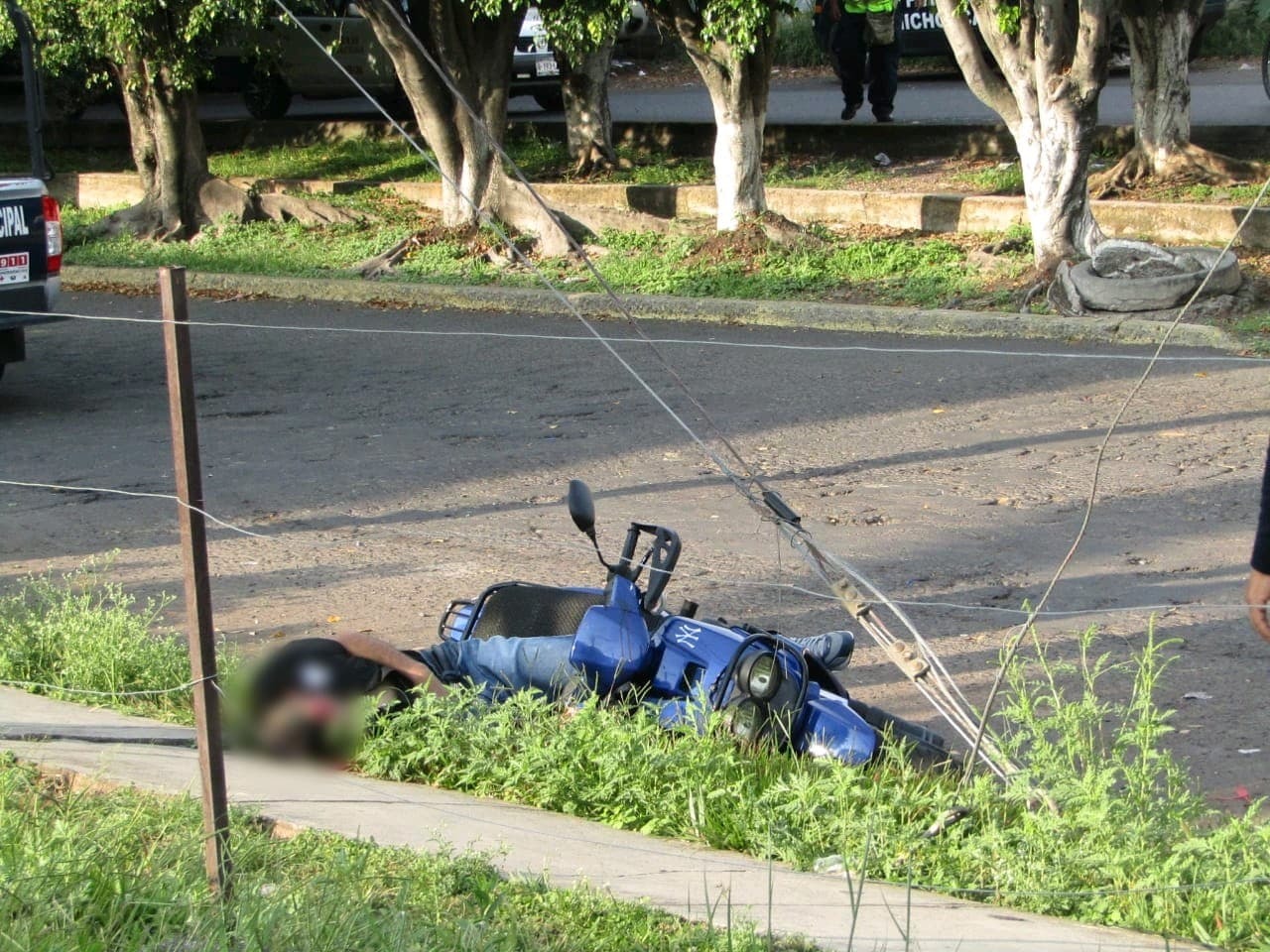 Motociclista muere al ser atacado a balazos en el Infonavit Arboledas
