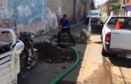 SAPAZ desazolva red de agua potable en la calle Periodismo