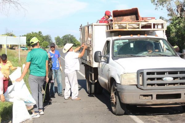 En Ixtlán personal municipal realizó labores de limpieza en accesos a la ciudad