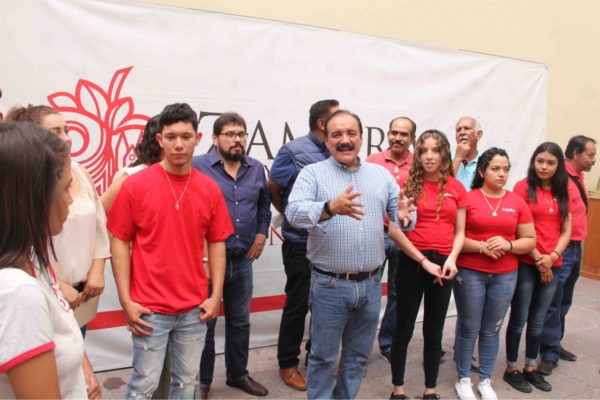 Entrega el Presidente Martín Samaguey apoyos bailarines de Atacheo