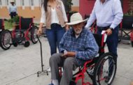 Benefician a 16 familias con sillas de ruedas en Ecuandureo