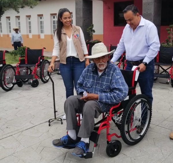 Benefician a 16 familias con sillas de ruedas en Ecuandureo