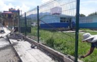 Gobierno de Ecuandureo instaló malla metálica en escuela de preescolar