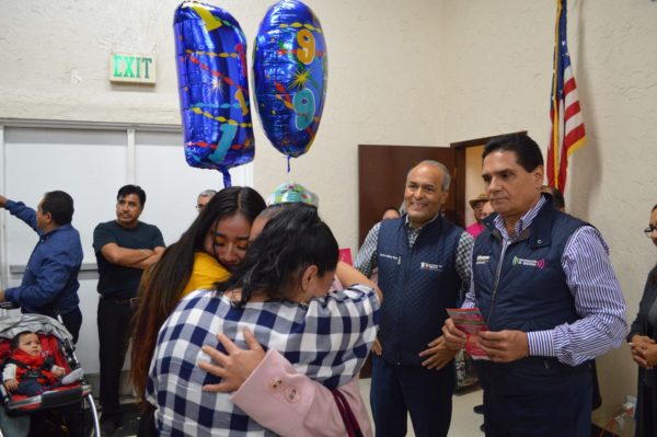 Comparte Gobernador felicidad con Palomas Mensajeras en Los Ángeles
