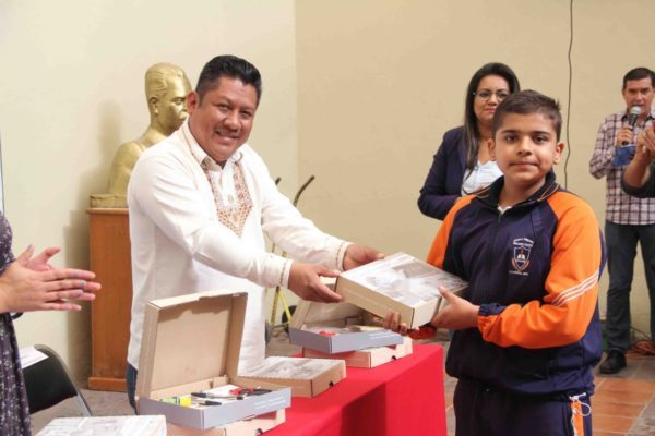 Son entregados paquetes de útiles escolares para primarias y telesecundaria del Municipio de Zamora.