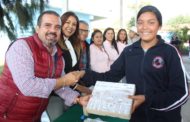 Realizan entrega de útiles escolares a estudiantes de Ixtlán