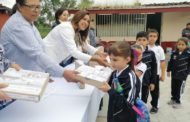 Entregan útiles escolares a alumnos de primaria y secundaria en Ecuandureo