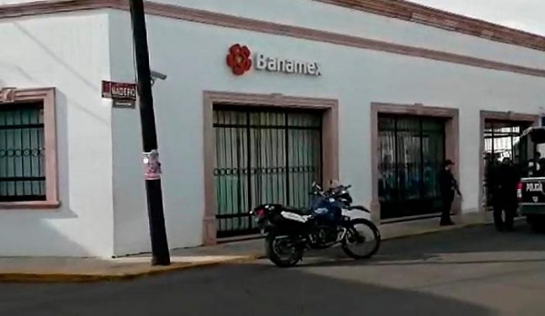 Dos pistoleros atracan el Banamex de Madero Nte. en Zamora