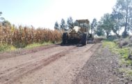 Arreglan caminos saca cosechas con 68 camiones de granzón