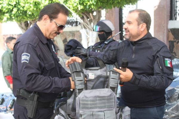 Ángel Macías entregó equipo táctico, motocicletas y bicicletas a integrantes de seguridad pública y protección civil