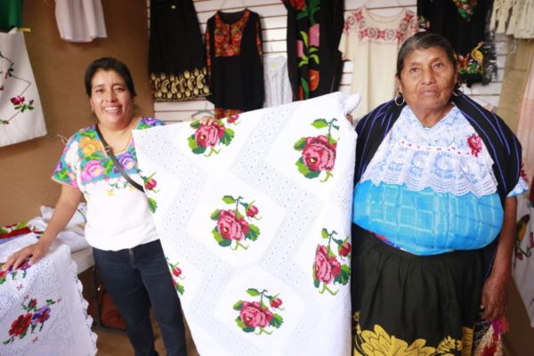 Esfuerzo e ilusiones plasman michoacanas en sus artesanías