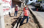 Aceleran construcción de banquetas en avenida Juárez