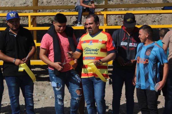 Ángel Macías inauguró gradas de  cancha de futbol enl El Rincón del Mezquite