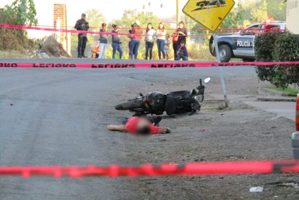 Motociclista muere al ser atacado a balazos en Jacona