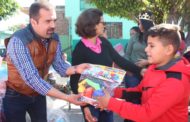 En Ixtlán Ángel Macías entregó juguetes a niñas y niños del municipio