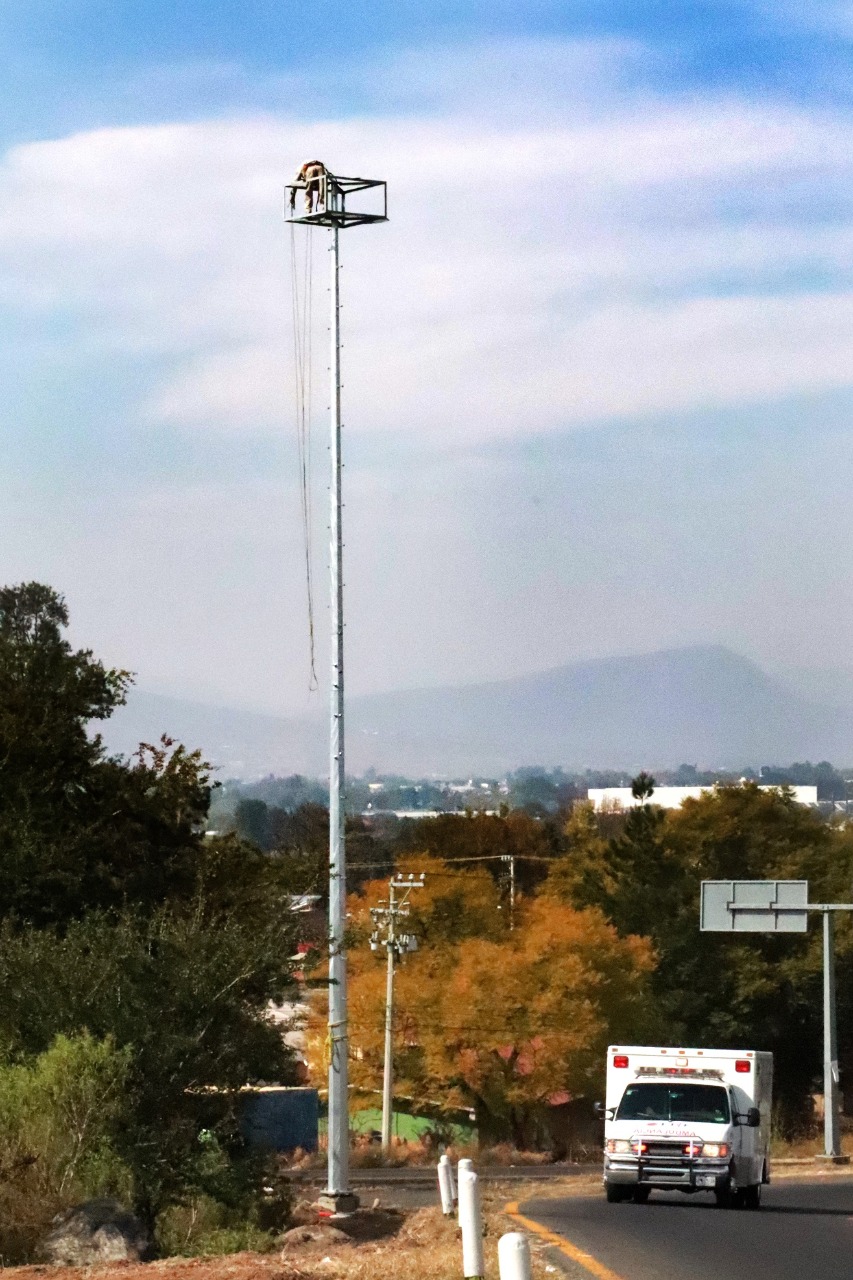 Colocan mega postes para iluminar accesos a la ciudad