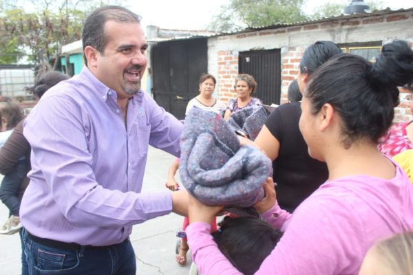 Ángel Macías realizó entrega de cobijas a familias de Ixtlán