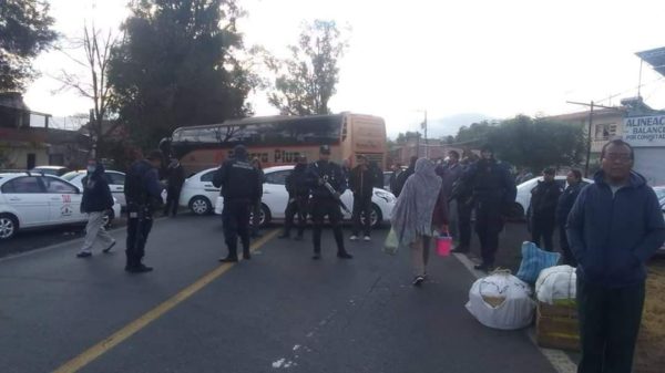Reportan bloqueo por taxistas en Chilchota