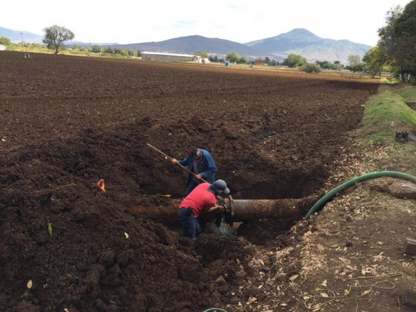 Repara SAPAZ fuga en línea que suministra agua al centro de Zamora
