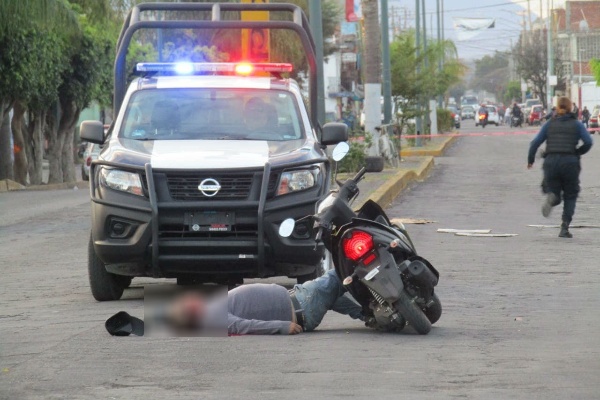 Pistoleros matan a motociclista en la avenida Juárez de Zamora