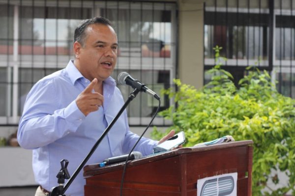 Alcalde de Ecuandureo denuncia opacidad en manejo de derecho de alumbrado por CFE