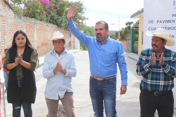 Ángel Macías inauguró la calle Cuauhtémoc en cabecera municipal de Ixtlán