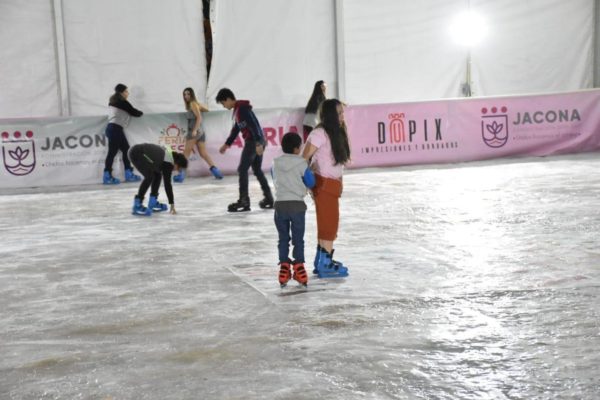 Pista de hielo acapara la atención de chicos y grandes en la Feria de la Fresa Jacona 2020