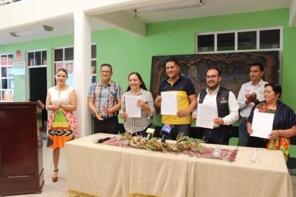Gobierno de Tangamandapio firma convenio con ICATMI