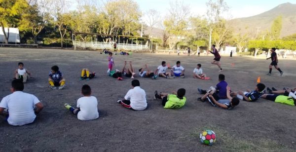 Promueven talleres de activación física y fútbol en El Platanal