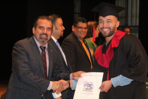 Ángel Macías felicitó a los graduados del Tec Zamora